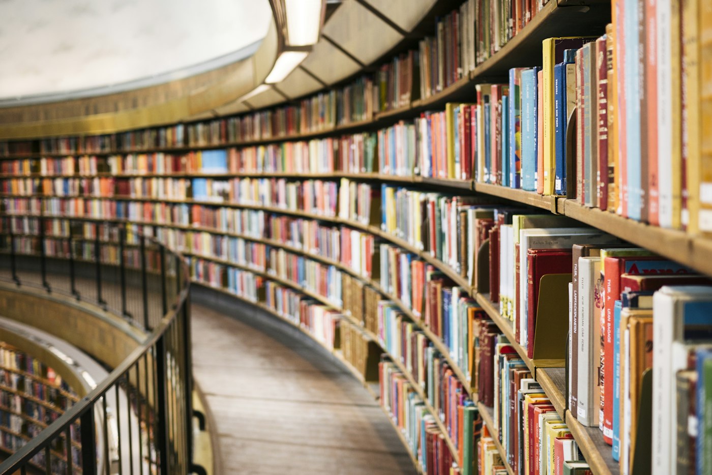 Полиці з книгами в бібліотечному просторі